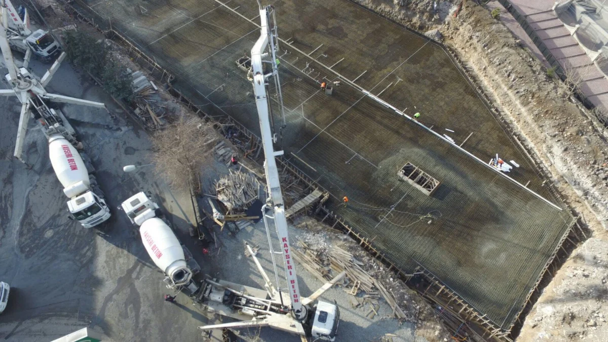 Beton pompası ile saha dökümü — Kayseri Hazır Beton San. Tic. Ltd. Şti.