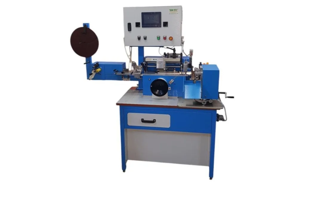 YFZ-MCL center-folding machine — Yafez Etiket Makineleri
